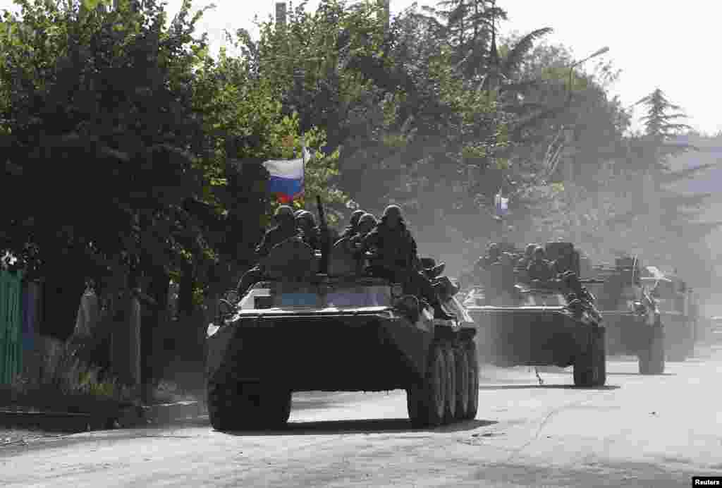 Российская бронетехника на улицах Цхинвали. 18 августа 2008 года.