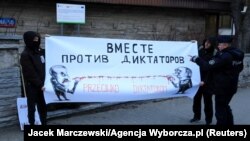 Під час акції на підтримку України і проти агресії Росії навпроти будівлі російського посольства у Польщі. Варшава, 16 лютого 2022 року