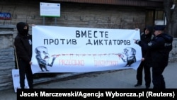 Пикет у здания посольства России в Варшаве, 16 февраля 2022 года