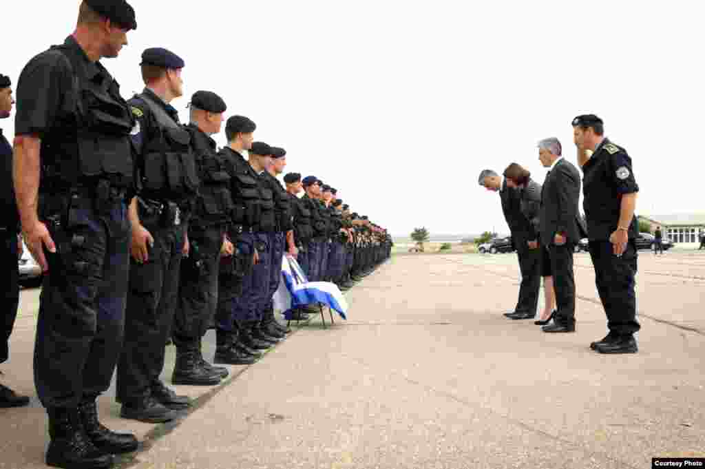 Kosovski premijer Hashim Thaci, predsjednica Atifete Jahjaga i kosovski ministar unutarnjih poslova Bajram Rexhepi posjetili su snage specijalne policije Kosova, Vrello, 01.08.2011. 