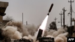 Иракская артиллерия производит выстрелы в направлении позиций ИГ в ходе боев за город Мосул. 11 марта 2017 года.