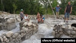Розкопки в печерному місті Ескі-Кермен, архівне фото