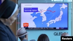 Пассажиры на вокзале в Южной Корее перед монитором, где транслируются новости о запуске Северной Кореей баллистической паркеты. Сеул, 14 мая 2017 года.