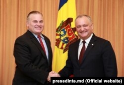 Igor Dodon (dreapta) și Brian S. Brown (stânga)