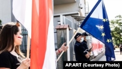 Одна из акций солидарности с протестующими в Беларуси у посольства страны в Варшаве