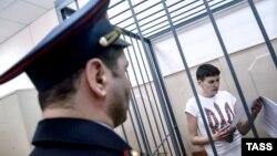 Надія Савченко під час судового засідання, 6 травня 2015 року 