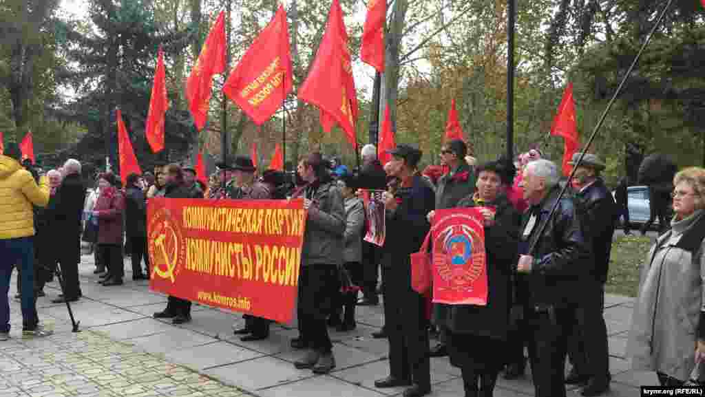Здесь по инициативе крымского республиканского отделения Коммунистической партии &laquo;Коммунисты России&raquo; состоялся митинг, на который собрались около 100 человек.