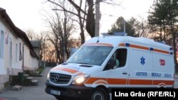 O ambulanță aduce un suspect de coronavirus la spitalul Toma Ciorbă din Chișinău