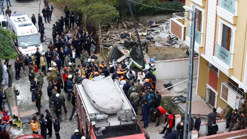 Katër ushtarë turq vdiqën nga rrëzimi i helikopterit në Stamboll