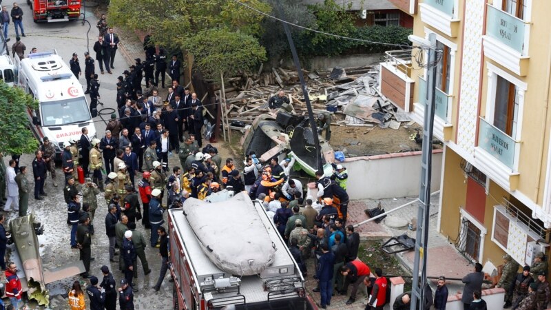 Tурски воен хеликоптер се урна во населба во Истанбул, најмалку четворица мртви