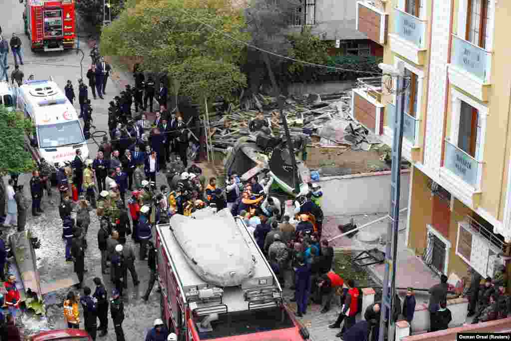 ТУРЦИЈА - Најмалку четворица војници загинаа кога во станбениот кварт Санџактепе во Истанбул се урна турски воен хеликоптер, јави Анадолија. Во инцидентот е повреден еден војник.