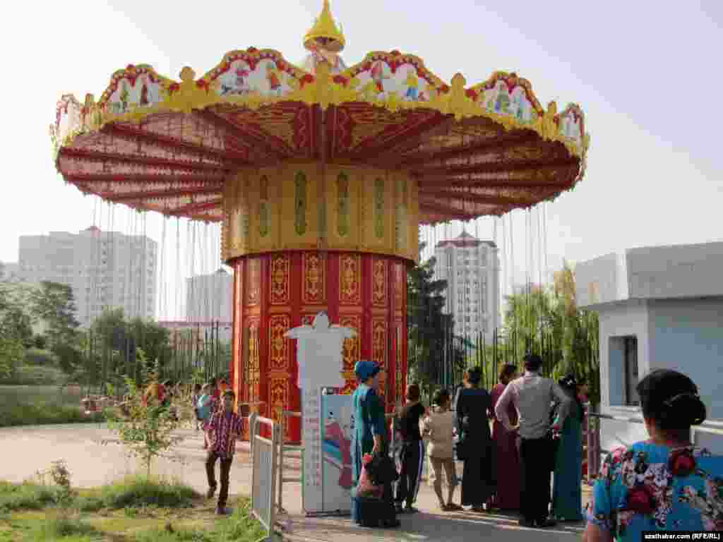 Turkmenistan. "Ertekiler dunyasi" (Disney Land) in Ashgabat