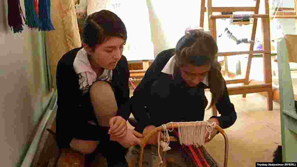 Kyrgyzstan: Totukan Oskonbaeva, Handcrafting teacher in Jalal Abad with her students in the class