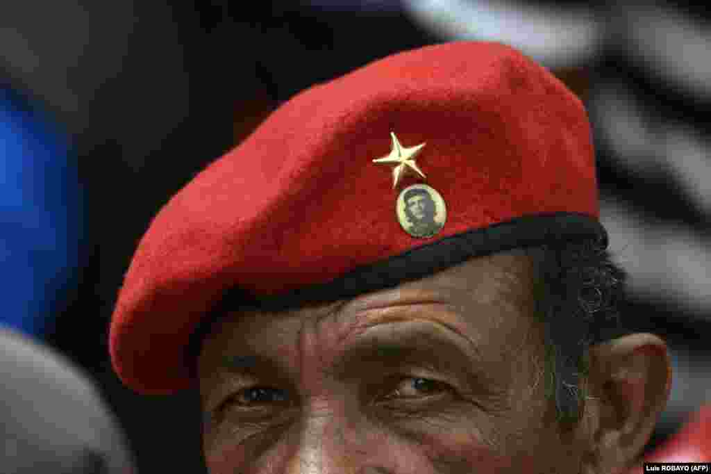 Прихильник уряду президента Ніколаса Мадуро носить значок із зображенням аргентинського революційного лідера Че Гевари, беручи участь у зустрічному протесті &nbsp;