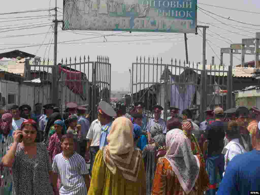 Tajikistan – Market “Korvon” after fire, Dushanbe, 13Aug2008