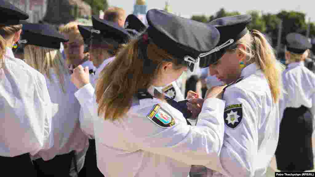 Патрульні дівчата готуються до урочистостей з нагоди Дня Національної поліції