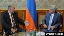 Президент Армении Серж Саргсян (справа) принимает сопредседателя Совета попечителей Армянской Ассамблеи Америки Энтони Барсамяна, Ереван, 23 июня 2015 г. 