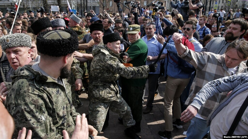 Нападение казаков на протестующих во время акции "Он нам не царь", Москва, 5 мая 2018 года 