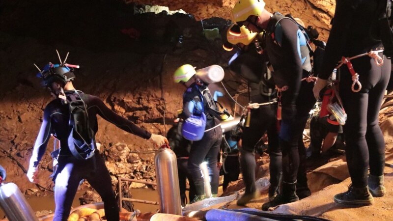 Спасени уште четири момчиња од пештерата во Тајланд 