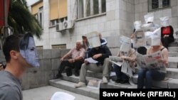 Peformans MANS-a ispred Skupštine: premijer i poslanici sa kesama na glavi, Podgorica, 23. maj 2012