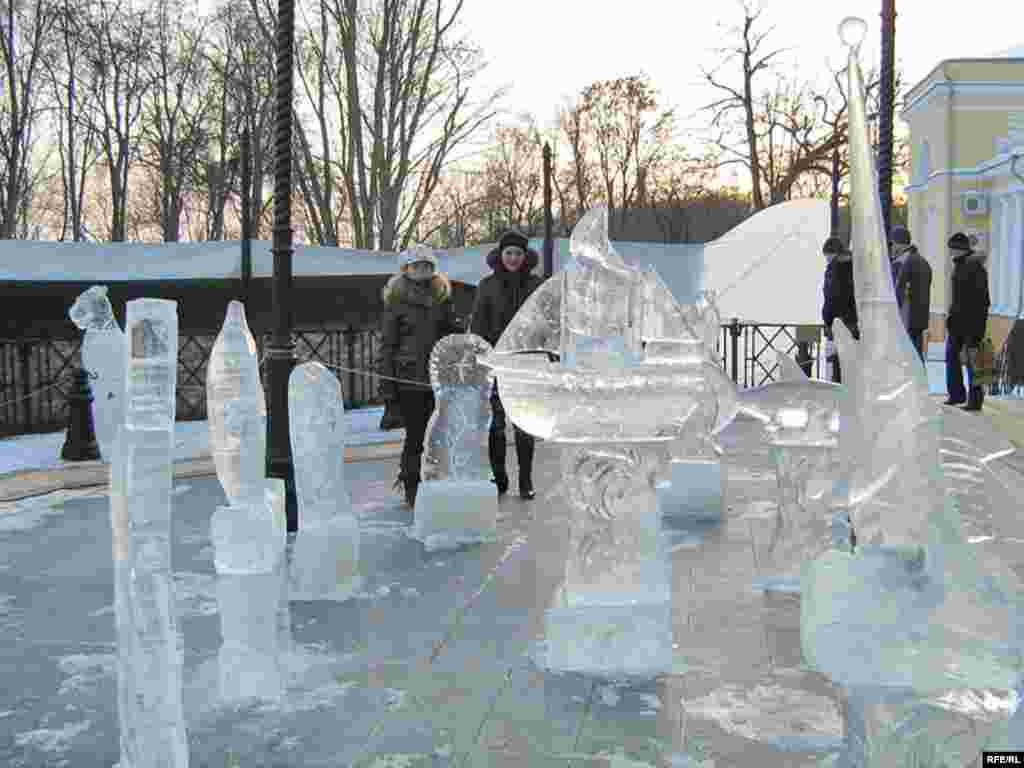 22 студзеня, субота - У Гомелі на тэрасе палаца Румянцавых-Паскевічаў адкрылася выстава лядовых скульптураў.
