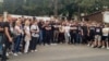 Okupljeni desničari ispred ulaza u Centar za migrante u Obrenovcu