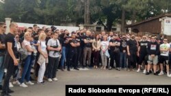 Okupljeni desničari ispred ulaza u Centar za migrante u Obrenovcu