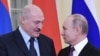 Президент Білорусі Олександр Лукашенко (ліворуч) та президент Росії Володимир Путін