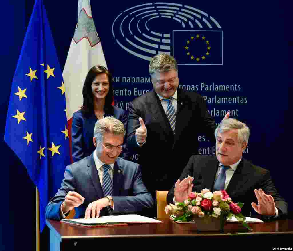 Представники Європарламенту та Ради Європи 17 травня 2017 року підписали документ у Страсбурзі, який формалізує довгоочікувану угоду про лібералізацію віз з Україною. Угоду підписали: Антоніо Тагані, президент Європарламенту; Кармело Абела, міністр внутрішніх справ Мальти, яка головувала в ЄС. Президент України Петро Порошенко, присутній на церемонії, заявив, що підписання угоди є знаковою в історії України