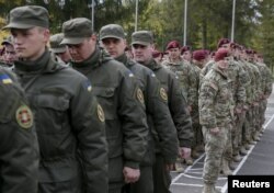 Militari ucraineni si americani.