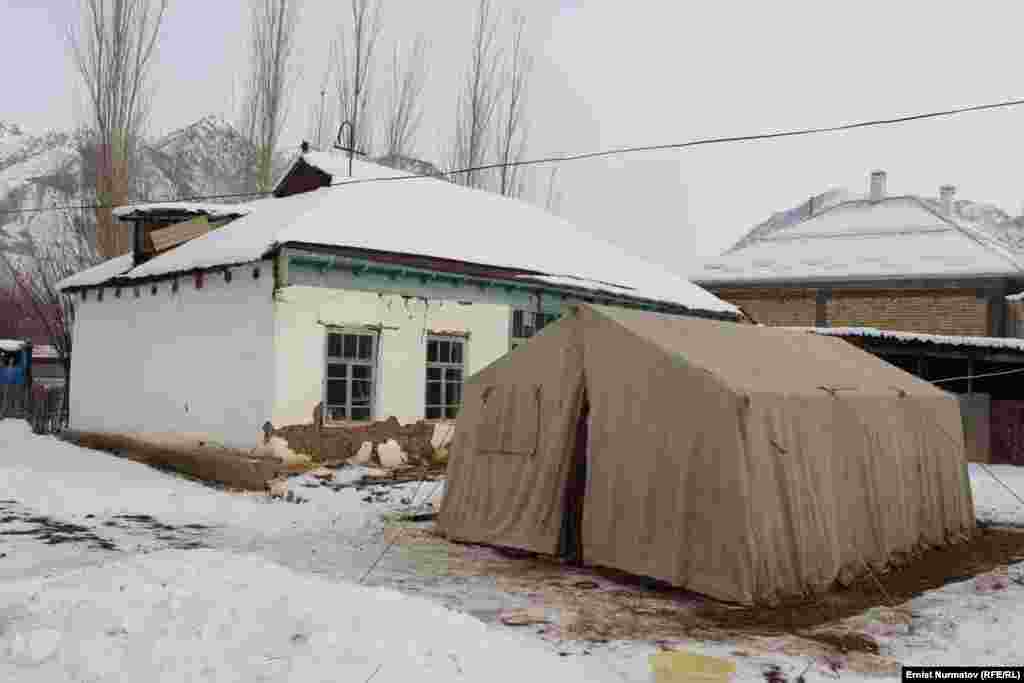 «В нашем айыл окмоту две школы. Мы освободили для 20 кабинетов в них. Это не нарушит учебный процесс. Просто подготовили места для жилья пострадавших на крайний случай - если поступят не все контейнеры, люди не останутся в морозы на улице. Кроме того, освобождены три палаты в сельской больнице. Это тоже сделано без доставления неудобств для пациентов и врачей. Также мы присматриваем в селах пустующие дома, не пострадавшие от землетрясения. Например, в селе Алп-Ордо мы уже подготовили три дома. Если МЧС не успеет обеспечить всех пострадавших контейнерами, мы кого-то расселим там», - сообщил глава Кызыл-Сууйского сельского округа Муратбек Нышанбаев.
