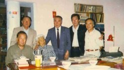 Азамат Алтай кыргыз жазуучулары менен. Бишкек, 1995-жыл.
