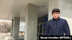 Бард и активист Жанат Есентаев у здания суда Западно-Казахстанской области. Уральск, 5 апреля 2018 года. 