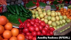 Кое-какие из этих овощей на прилавке рынка в Баку – родом из Турции