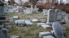 Пострадавшее от вандалов еврейское кладбище в Филадельфии