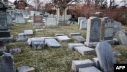 Поврежденные вандалами могилы на еврейском кладбище Mount Carmel. Филадельфия, 26 февраля 2017 года. 
