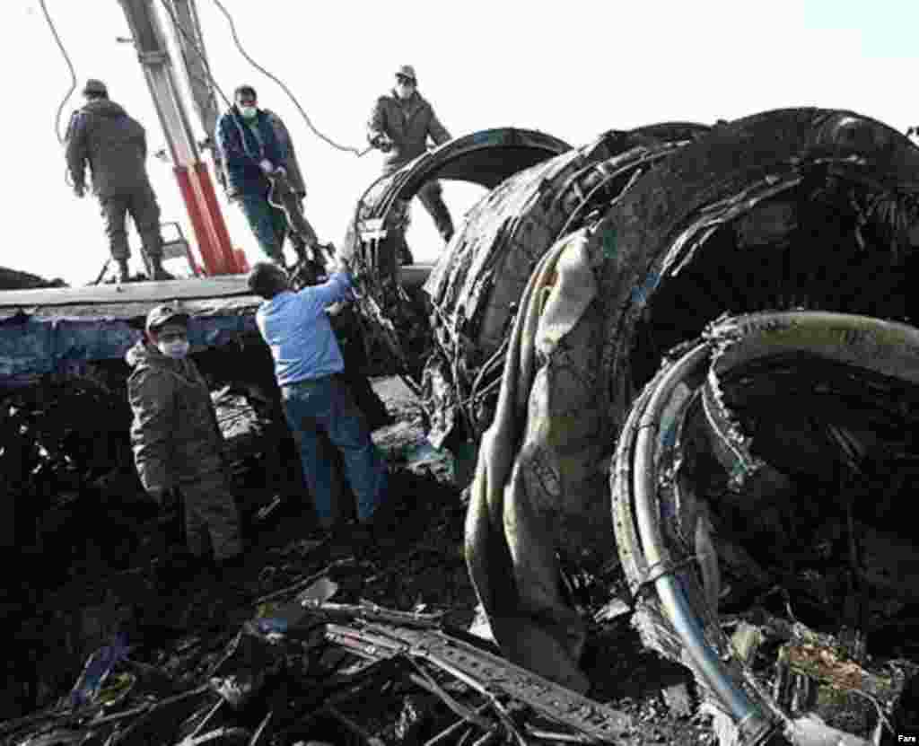 پيش از اين در ۱۵ نوامبر ۱۹۹۳ نيز يک فروند هواپيمای آنتونف ۲۴ در نزديکی کرمان دچار سانحه شد و سقوط کرد. در آن حادثه هر ۱۷ سرنشين هواپیما کشته شدند.