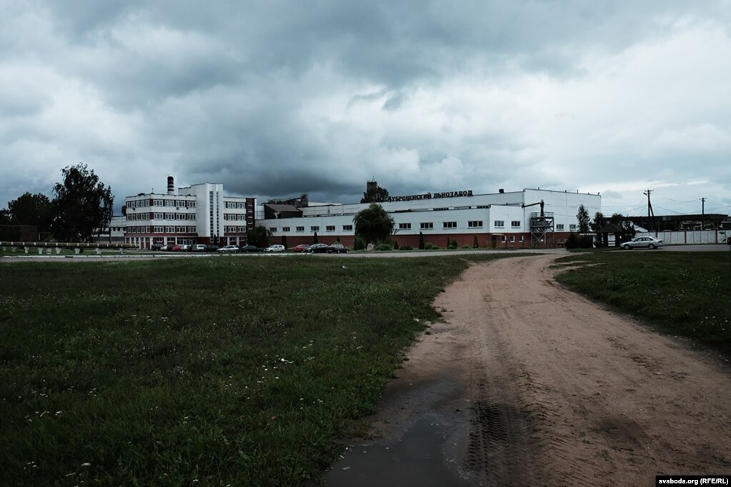 Дубровенскі льнозавод працуе на другім беразе Дняпра, на самым ускрайку гораду. Першае, што кідаецца ў вочы, калі перайшлі раку па мосьце — тут не вядуцца працы да «Дажынак». Школу не рамантуюць, не мяняюць дарожнае пакрыцьцё, не кладуць плітку на тратуары.