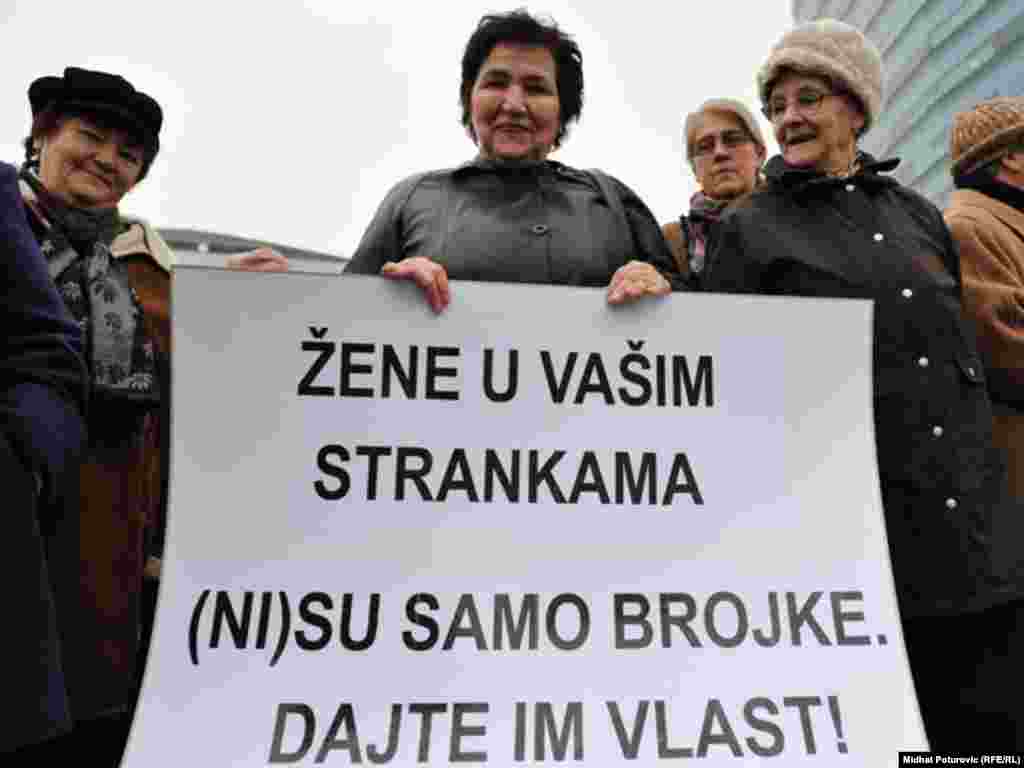 Mirni protest žena ispred zgrade Parlamenta BiH zbog neformiran​ja državne vlasti i ignorisanj​a Zakona o ravnopravn​osti spolova, Sarajevo, 24.11.2011.