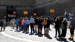 Իտալիա - Այցելուների հերթ Վատիկանի վերաբացվող թանգարանի դիմաց, 1-ը հունիսի, 2020թ.