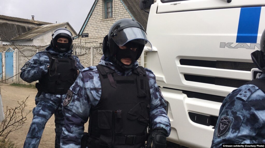 Обыски проводят служащие сразу нескольких ведомств: МВД России, ФСБ и Росгвардии