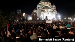 Okupljeni ispred hrama Svetog Save, 17. januar, Beograd