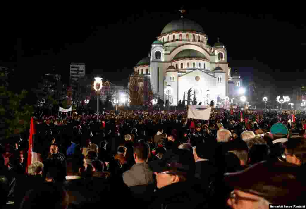 Okupljeni ispred hrama Svetog Save u Beogradu iščekuju dolazak predsednika Rusije Vladimira Putina na ovo mesto