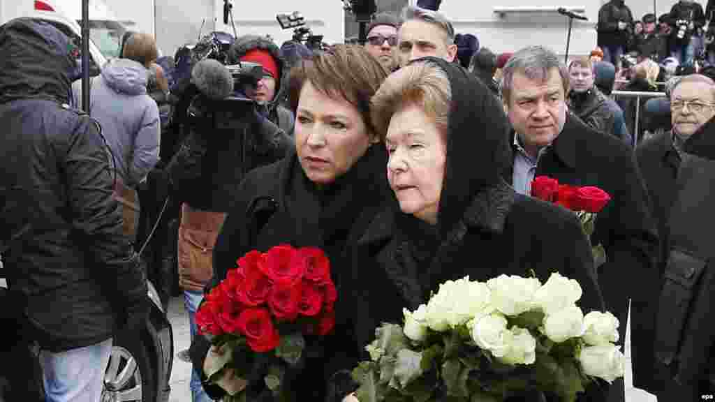 Проститься с Борисом Немцовым пришли также вдова и дочь Бориса Ельцина Наина Ельцина и Татьяна Юмашева