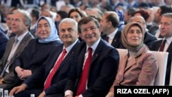 Binali Yildirim (soldan üçüncü) və Ahmet Davutoglu (sağdan ikinci) qurultayda