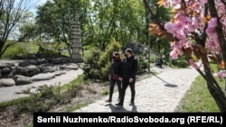 Алея сакур у парку «Кіото», Київ, 27 квітня 2020 року