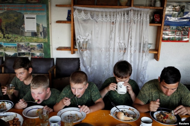 I bambini di un club militare-patriottico mangiano insieme nel villaggio di Sengileyevskoye, nella regione russa di Stavropol.  (foto d'archivio)