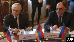 Russia -- Azerbaijani Foreign Minister Elmar Mammadyarov (R) and his Armenian counterpart Edward Nalbandian attend a session of the Council of Foreign Ministers of the Commonwealth of Independent States (CIS) in Moscow, Russia, April 8, 2016