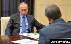 Vladimir Putin la întîlnirea cu Andrei Artizov noul șef al arhivelor federale (Credit: Kremlin.ru)