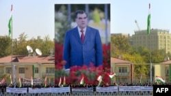Плакат с изображением действующего президента Таджикистана Эмомали Рахмона. Душанбе, 3 ноября 2013 года. 